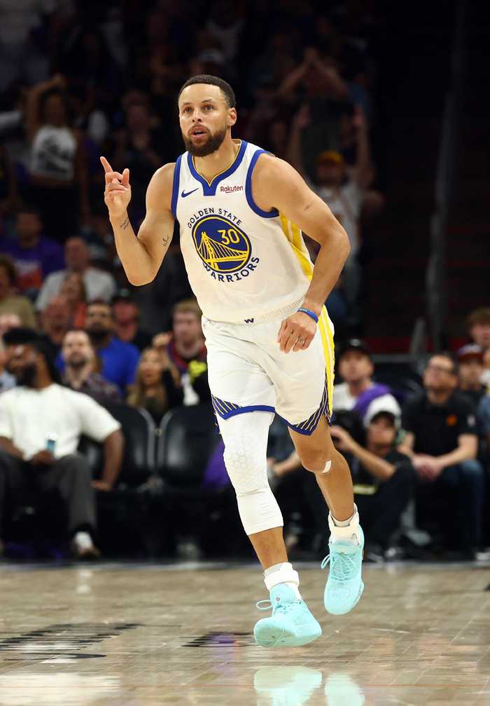 懒熊:库里球鞋谈判基础保证金3000万美金 中国品牌曾几乎敲定签约